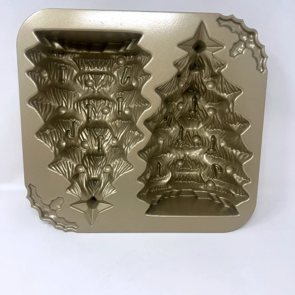 Nordic Ware 3D Christmas Tree Cake Pan Mold‎ Made In USA Cast Aluminum Clean